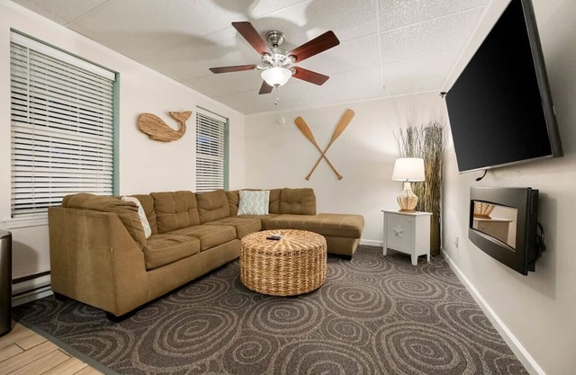 `Sunset Villa`-2 Bedroom, Queen, Bunks, Full-NEW!