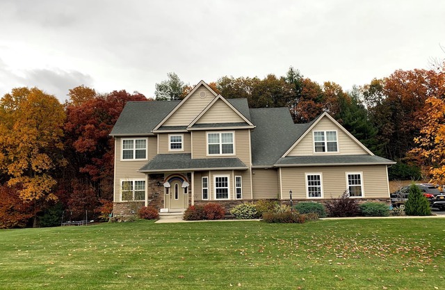 Charming 4-bedroom house in Upstate NY with AC, 15 minutes to Saratoga Track.