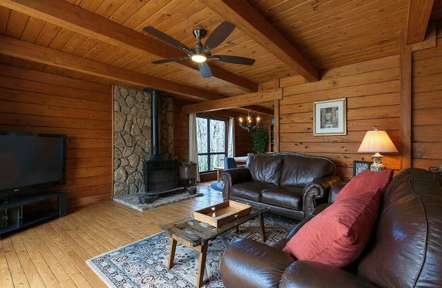 Welcoming Cabin near Lake Point Sports in Cartersville-Sleeps 9