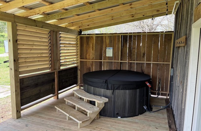 Cottage by the Creek-One hour West of Nashville