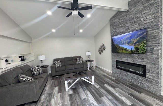 Modern 3BR Family Retreat -Fast Wi-Fi Smart TV Prime Location