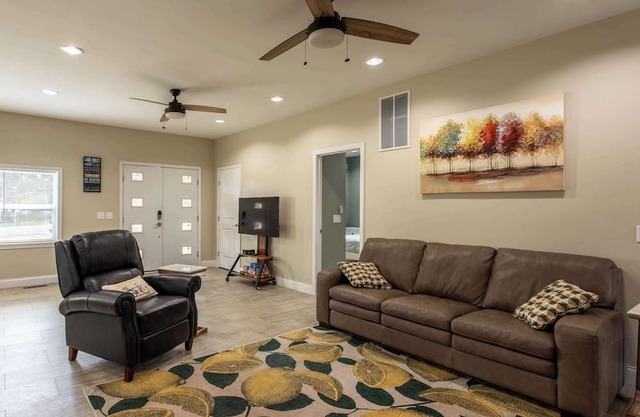 3BR House By Lake with BBQ, Fire Pit & EV Charger