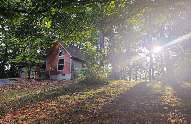 Cozy 2BR Retreat Among Trees and Water with A/C & WiFi on Hiwassee River