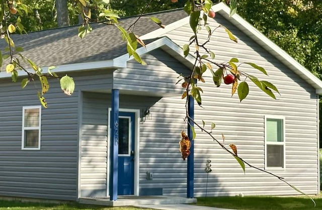 Destination Leisure – Cottage B, 2BR Next to Mitchell State Park Campground