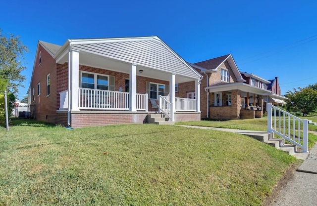 Walk to Ritter Park: Renovated Home Near Marshall!