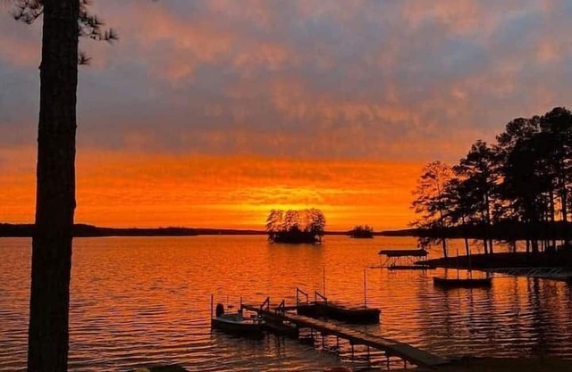Sleep 30: Lakefront Wateree Compound in a Cove!