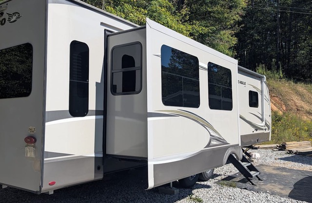 Cozy RV in Tranquil Lancing with AC