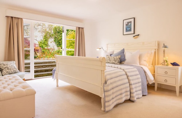 Spacious House in Bath - Sleeps 9 with Games Room and Large Garden