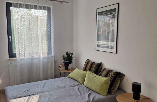 Cichy apartament z balkonem i prywatnym parkingiem