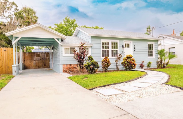 Charming 1950's Bungalow with hot tub walking distance to lake Dora!