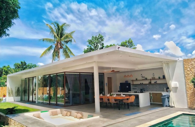 Private Villa in Moalboal with Pool, Jacuzzi, BBQ & Gym