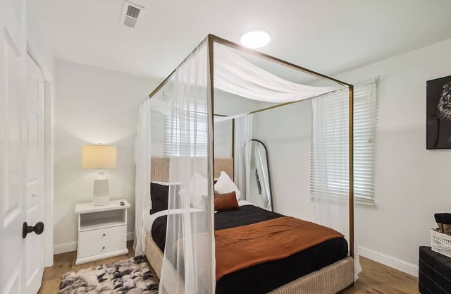 Dreamy 2BR retreat in Greer—charming, cozy, romantic, & pet-friendly!