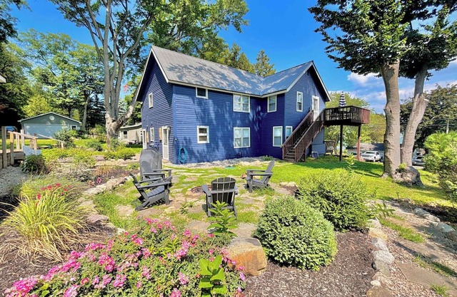 Relaxing Upper Level Retreat Near Torch Lake & River
