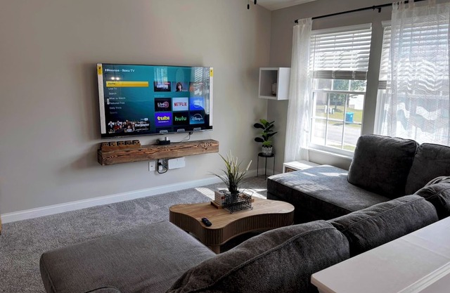 Bud's Place: Family Friendly Spacious 5-bedroom 3 bath house with 3 KING BEDS