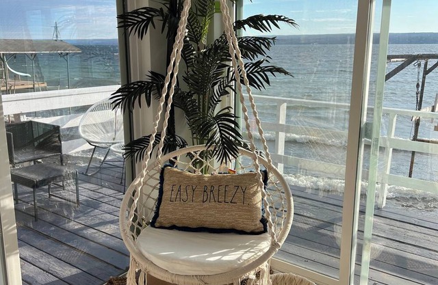 Beautiful Lakehouse - directly on lake!