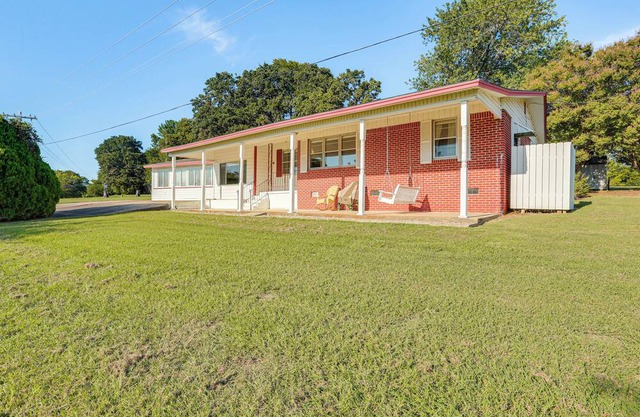 Walk to Marina: Family Home w/Yard in Kingston