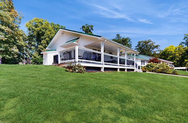 Serene home with amazing views, wifi, and front porch w/swing