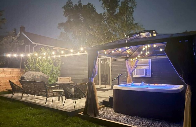 Pet-Friendly Hudson Escape w/ Hot Tub
