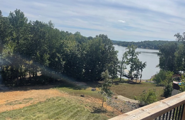 New lake front home! Bluey on Eddy Bay is minutes from the marina!
