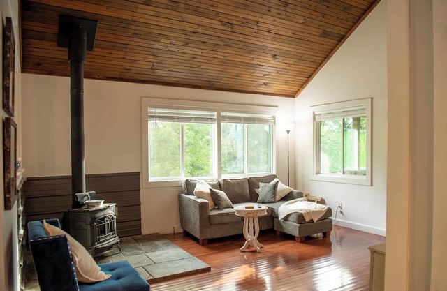 Secluded cabin on 20acres boarding the George Washington National Park