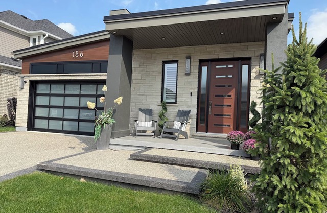 Charming Executive Bungalow with Hot Tub, close to St. Jacobs