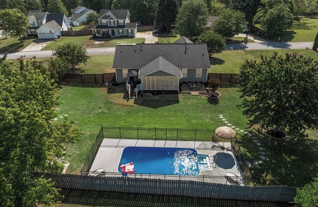 Luxury Getaway with huge, fully fenced yard, Pool & Porch in Greer SC