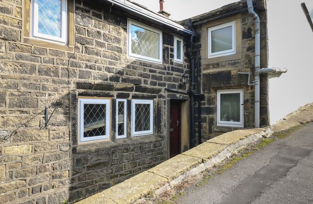 11 HOLLIN WELL COTTAGE, family friendly in Sowerby Bridge