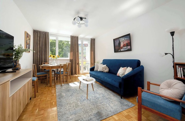 Białowieska 23 Wrocław | Blue Apartment with Desk, Bathtub and Balcony