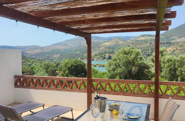 Casita with lake view - mountains, coast & city nearby