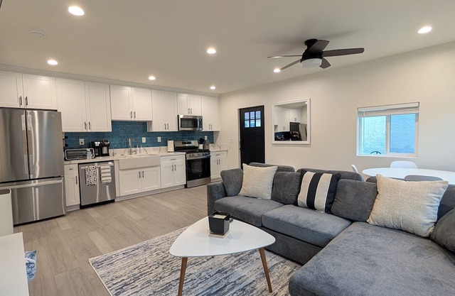 Charming 1-bedroom house in Santa Clarita