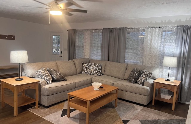 2 bed 1 bath. sleeps 6 in Logan. Located near HMTS access points, dining, shops