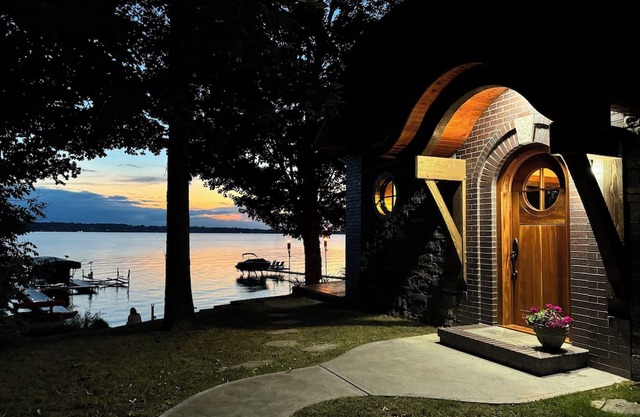 LAKEFRONT HOME ON WATERS EDGE