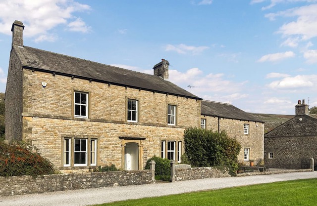 5 bedroom accommodation in Arncliffe