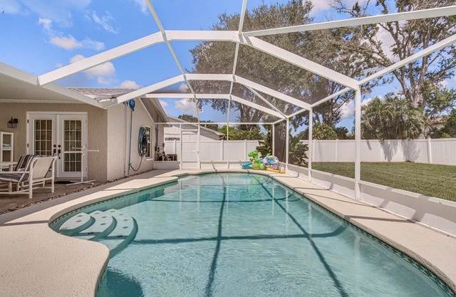 3-bedroom - 5 Beds- 2 Bathroom w/Heated Pool in Beautiful Tampa, Florida