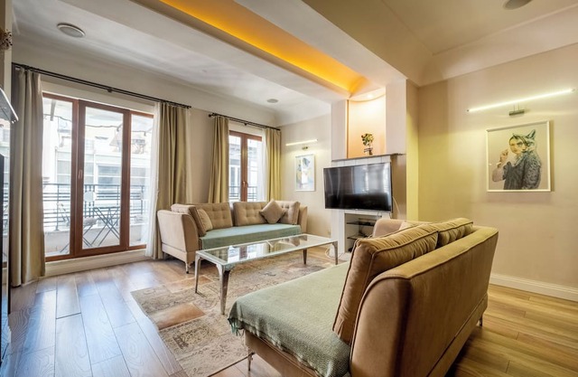 3-Bedroom Central Chic Apartment with Elevator, Balcony, and Modern Furnishings