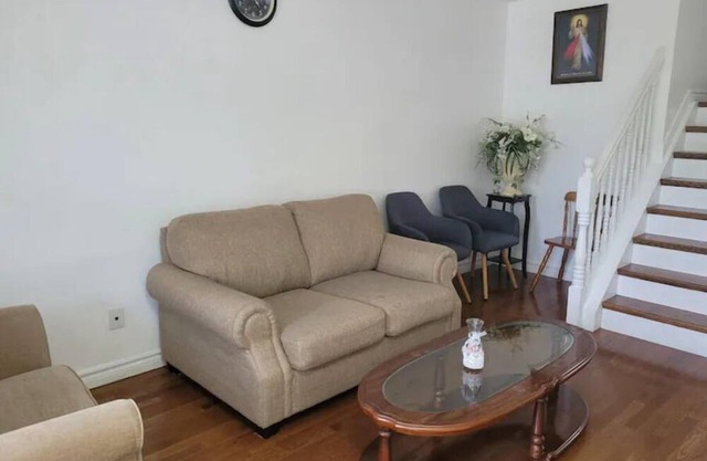 Beautiful detached 3 bed 2 bath home.