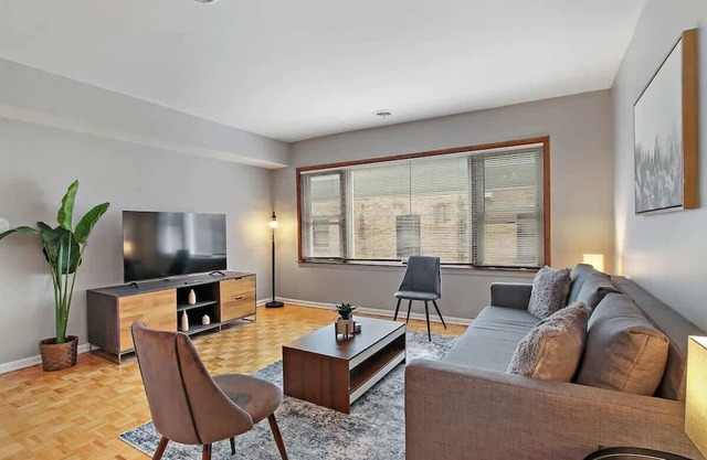 Prime 2BR Chicago Apartment