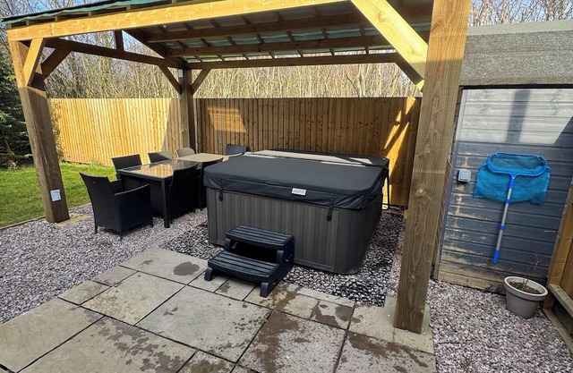 Cosy modern apartment with private hot tub, family friendly, hiking trails.