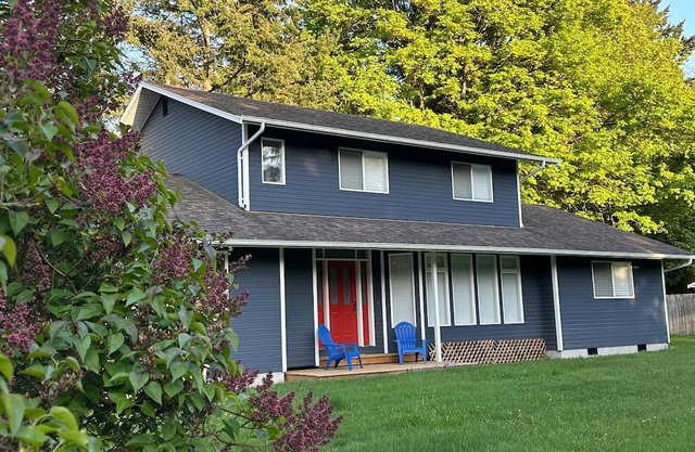 Beautiful Spacious Bright 3 Bedroom home 10 Min. walk to Lily Point Marine Park