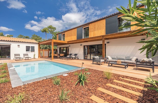 New air-conditioned archecte villa, heated pool near beach and shops