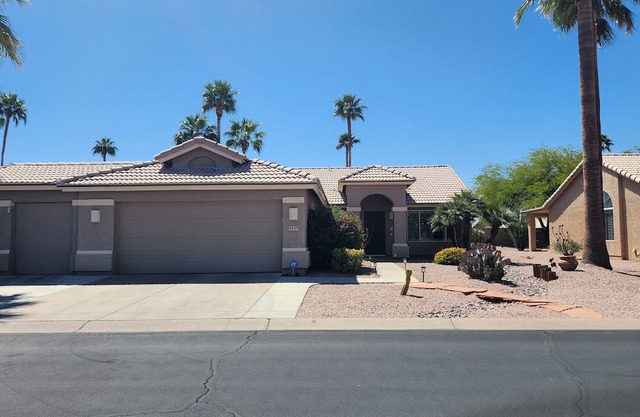 Contemporary 2-bedroom house plus den in welcoming Sun Lakes Community