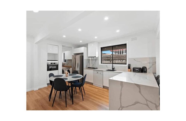 Charming 2-bedroom house with AC, WiFi in quaint Pascoe Vale