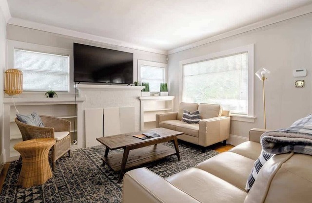 Trendy 2BR/1BA Bungalow in Alberta Arts District!