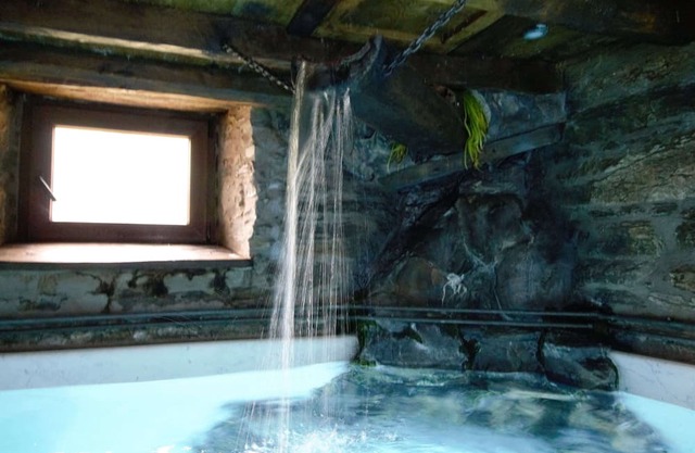 Charming country house with WiFi, heated pool, artwork, barbecue in the garden.