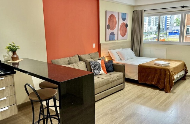 Studio with office desk, next to Curitiba shopping center
