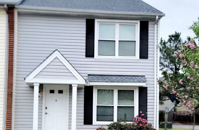 Lovely townhouse in enchanting Town Center Virginia Beach
