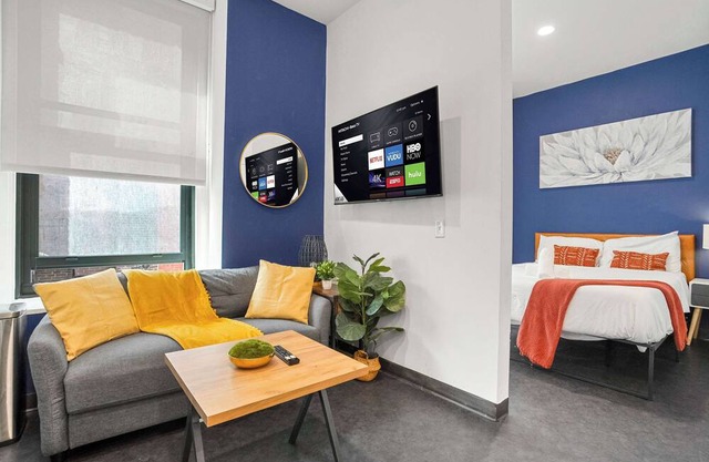 CozySuites Stunning 1BR in Downtown Pitts #11