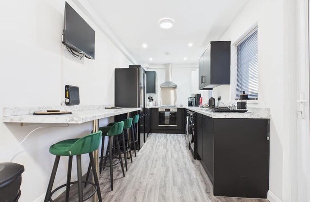 Montrose, 6 Bedroom Modern House