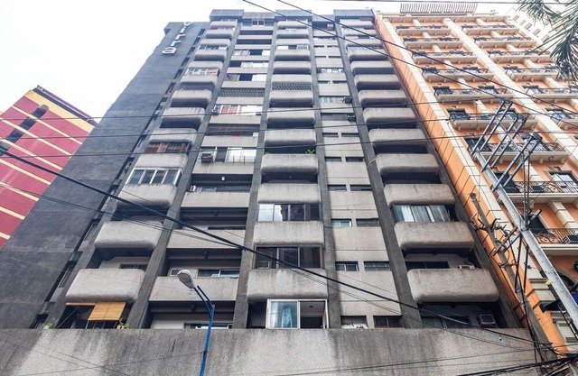Cozy condo with WiFi and AC in awesome Makati