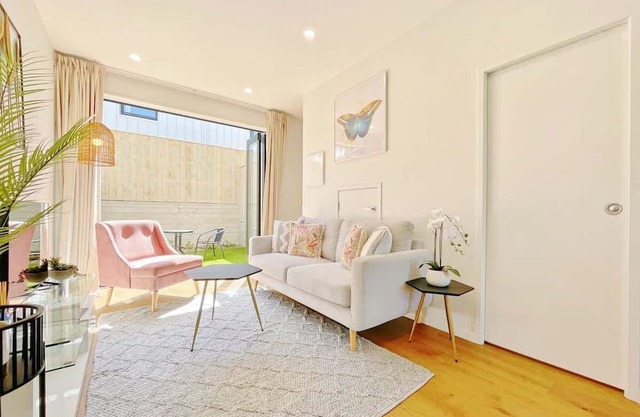 City Gem Greenery Backyard 2BR vs Free Parking AC
